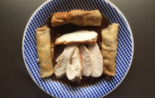 Teller mit Huhn und Crepes