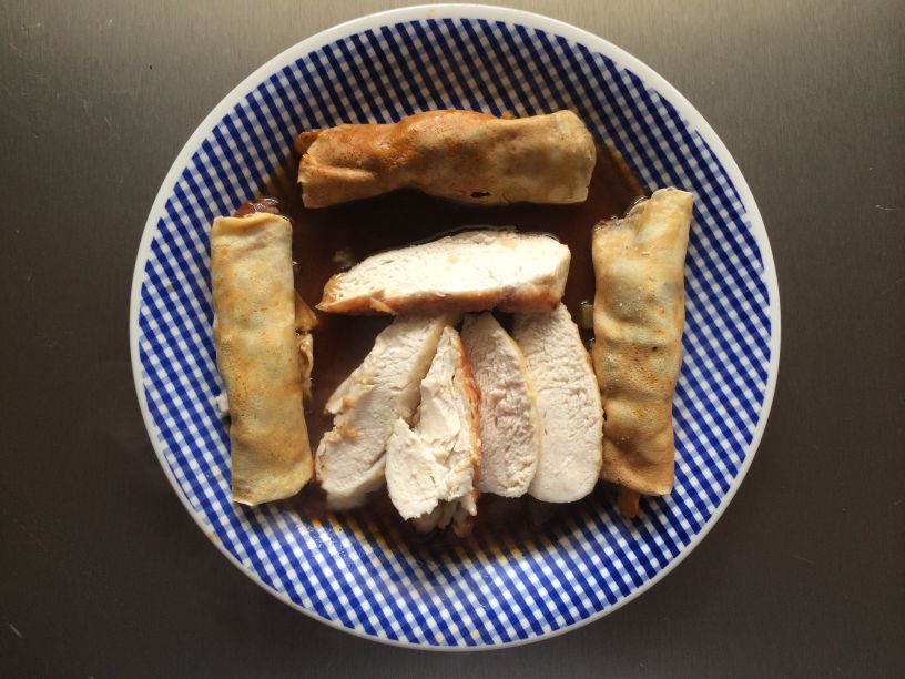 Teller mit Huhn und Crepes