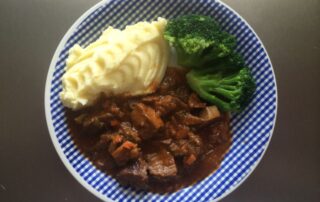 Teller-Gulasch-Püree