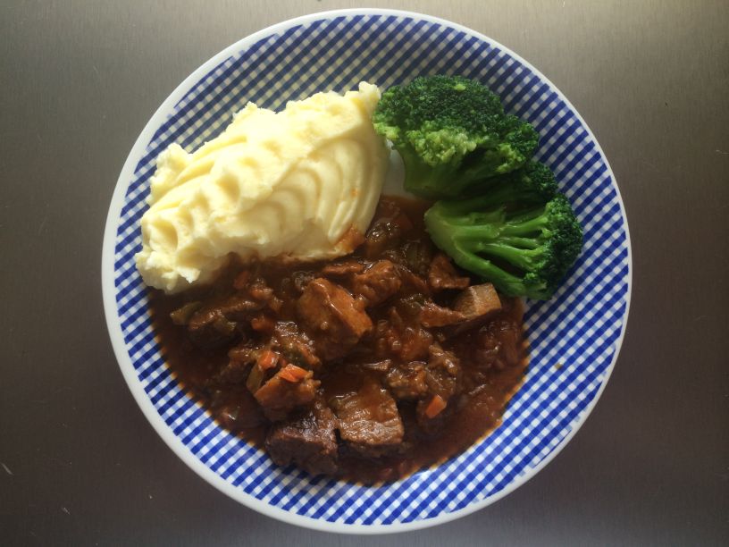 Teller-Gulasch-Püree