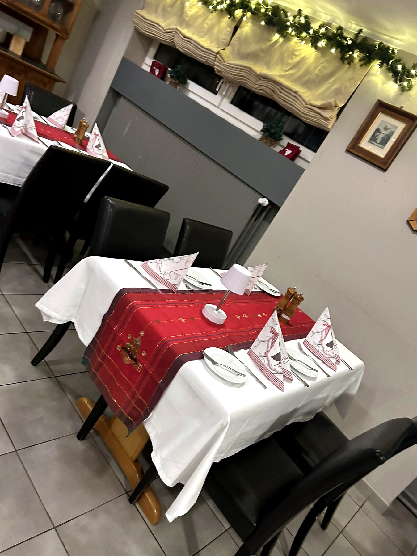 Weihnachtlich eingedeckter Tisch im Tollus Restaurant