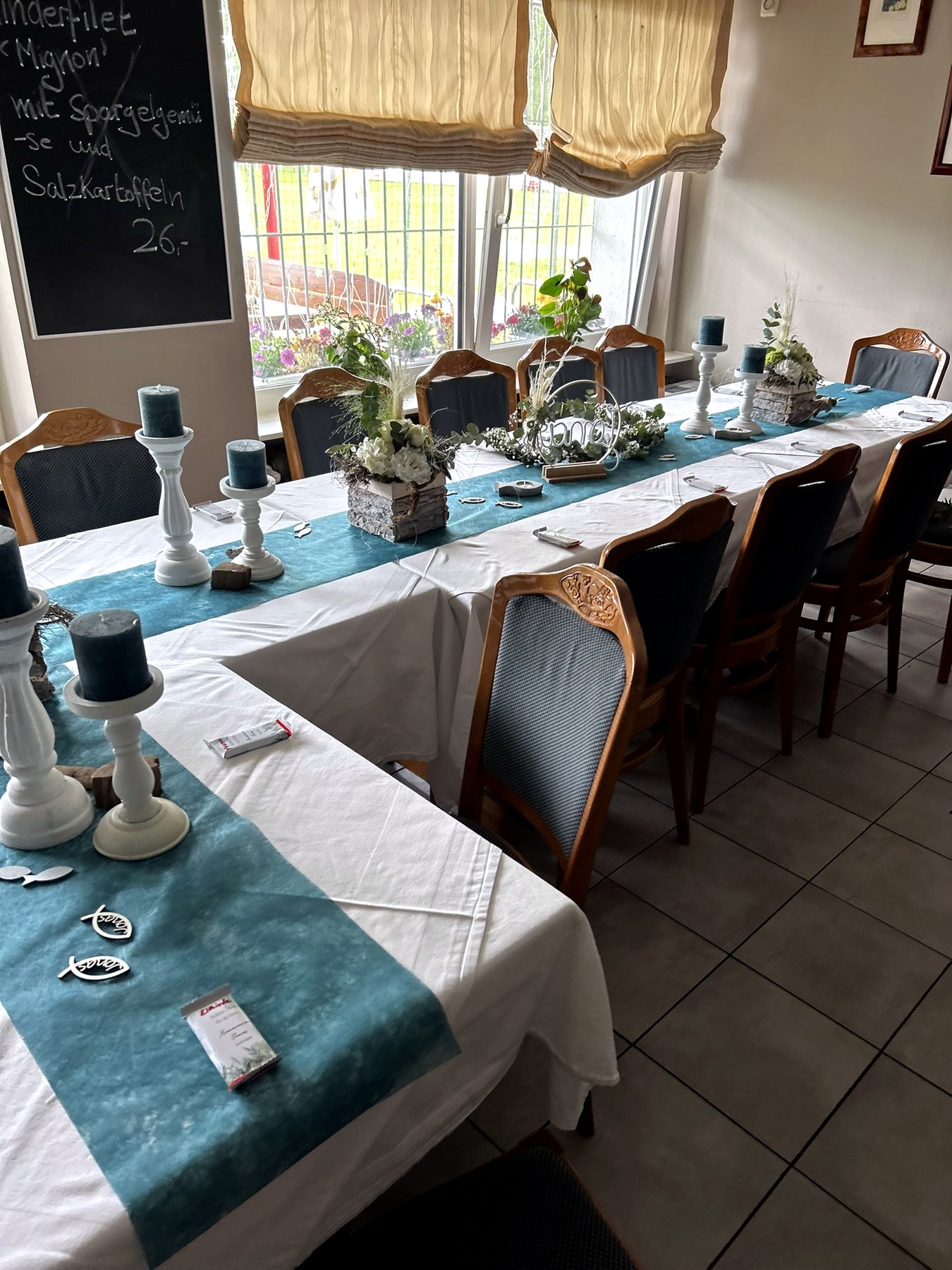 Feierlich eingedeckte Tafel im Tollus Restaurant