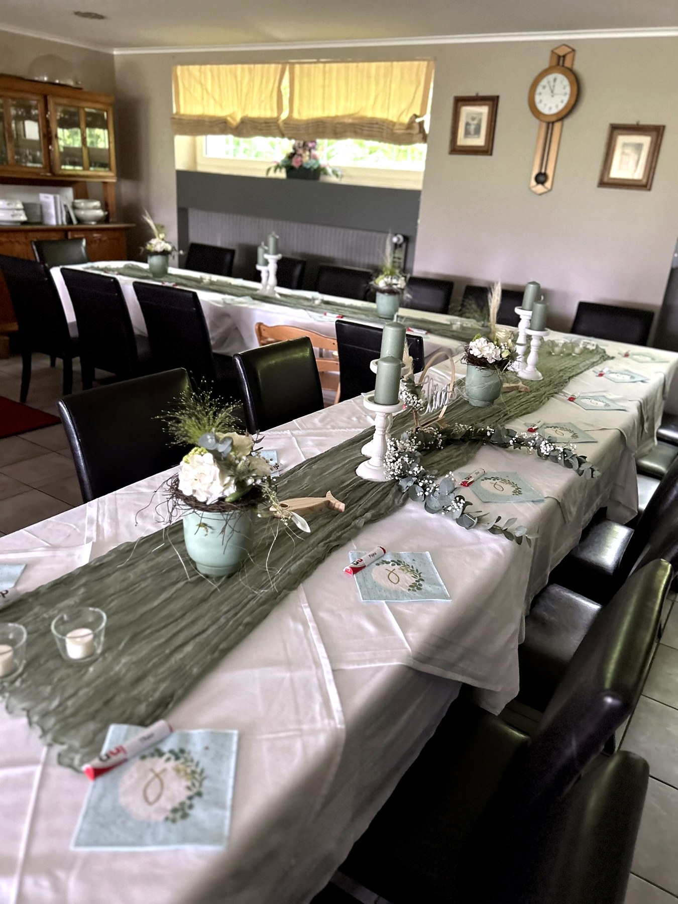 Festlich gedeckte Tafel im Tollus Restaurant