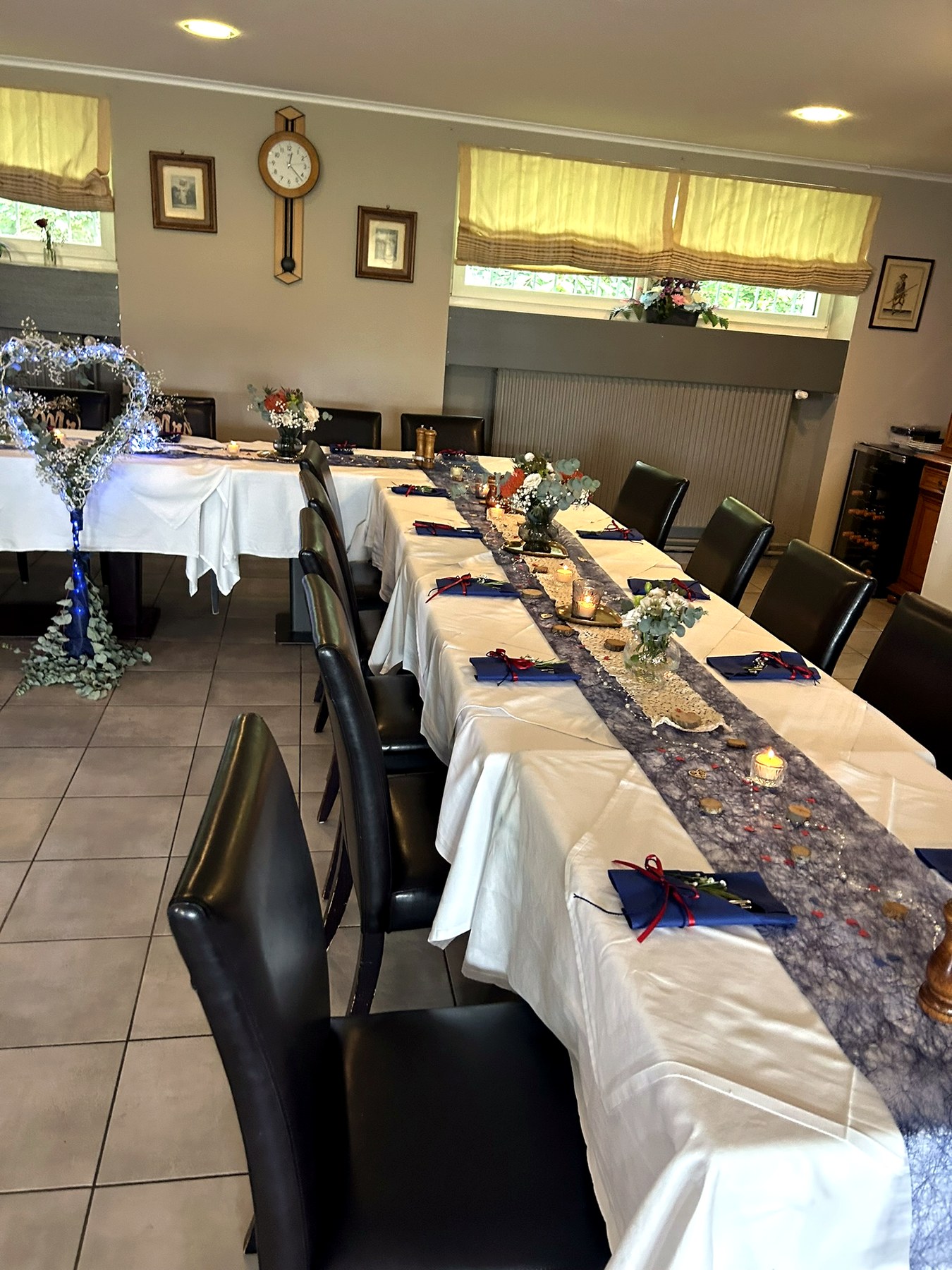 Lange gedeckte Tafel im Tollus Restaurant