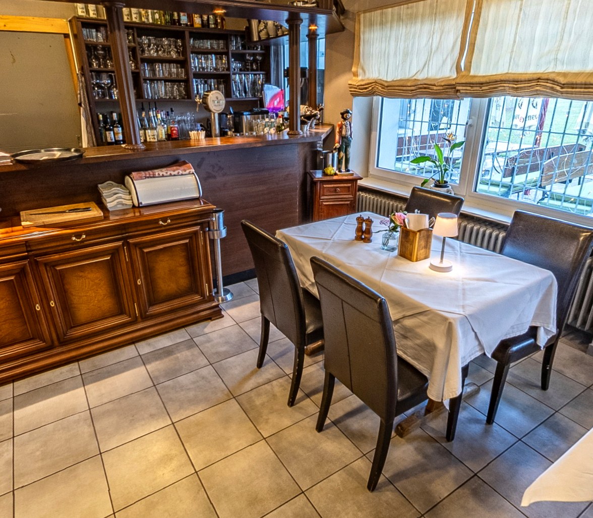 Bar und Fensterplatz im Tollus Restaurant