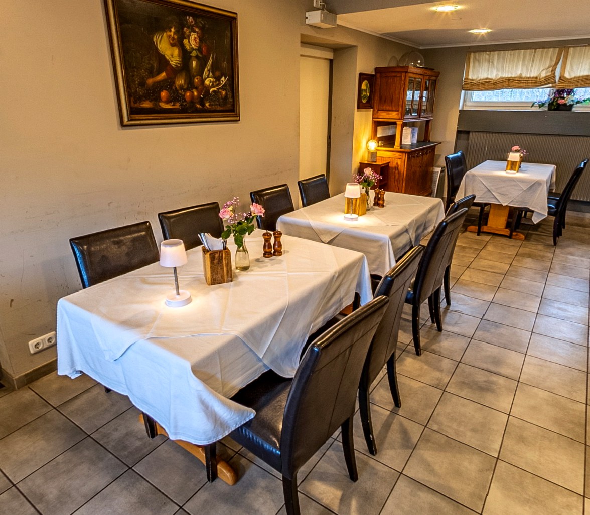 Eingedeckte Tische im Tollus Restaurant