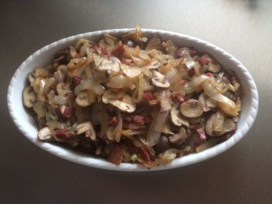 Pilz, Zwiebel und Speck