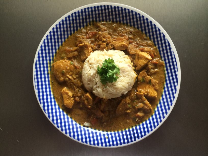 Teller mit Curry Huhn Curry Huhn mit Basmati Reis
