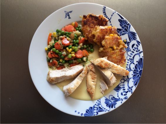 Hähnchenbrust mit Senfsoße, Maisplätzchen und Gemüse Hähnchenbrust mit Senfsoße