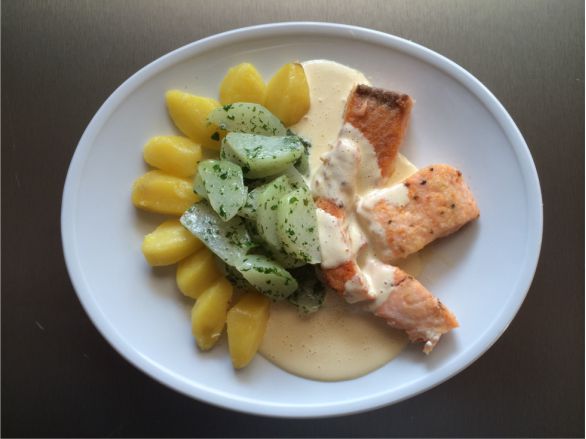 Teller mit Lachs und Kohlrabi Lachsfilet mit Kohlrabi und Kartoffeln