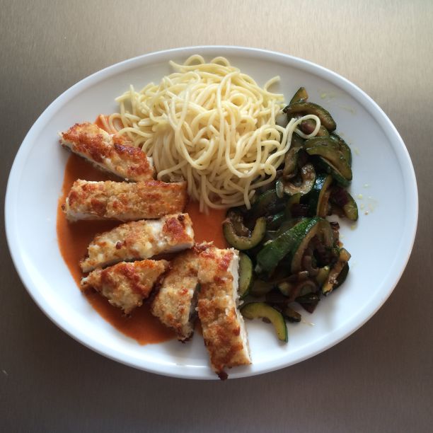 Hähnchen Schnitzel Teller Schnitzel in Mozarellakruste mit Spagetti und Zuchini