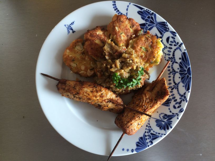 Teller Bharta Huhn Kartoffelplätzchen Teller Bharta mit Huhn Kartoffelplätzchen