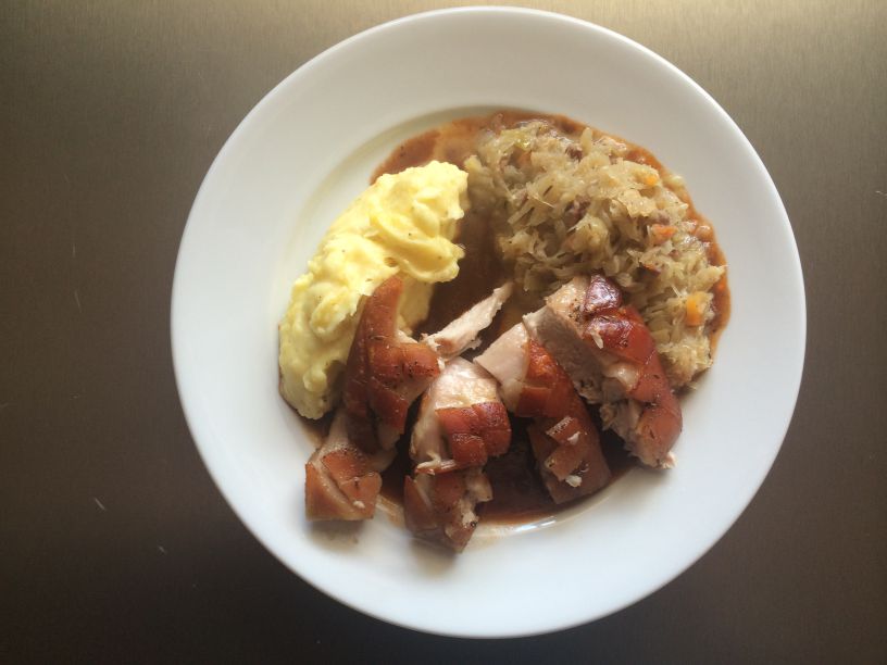 Teller Spanferkel mit Sauerkraut