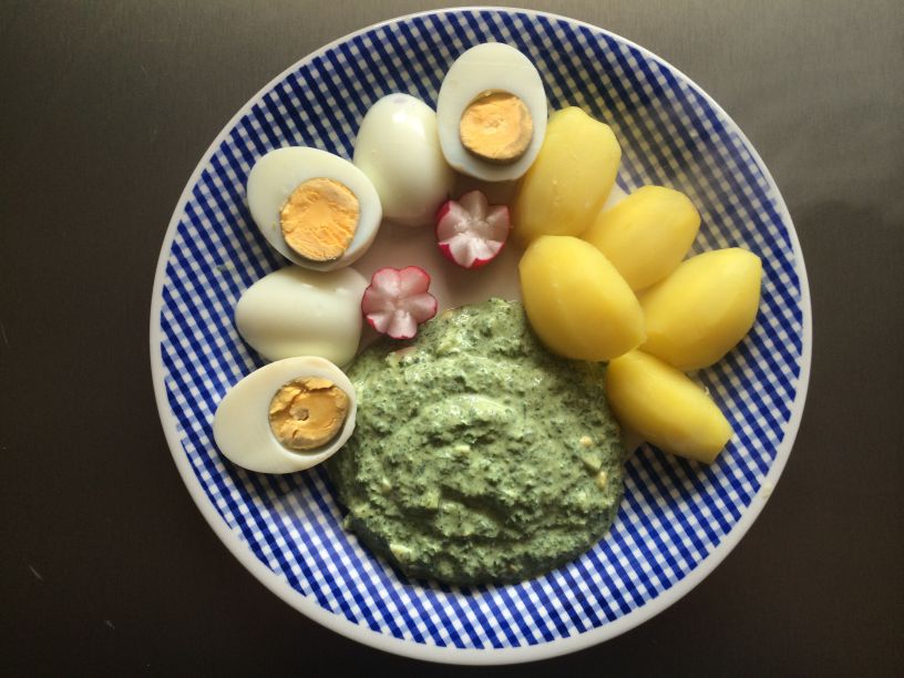 Teller mit Eier und grüne Soße Eier und grüne Soße