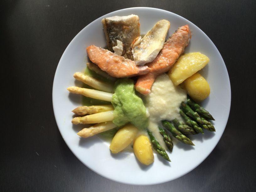 Teller mit Spargel, Zander und Lachs Teller mit Spargel, Zander und Lachs