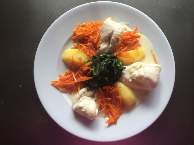 Teller mit pochierten Pangasius in Beurre Blanc pochierter Pangasius in Beurre Blanc