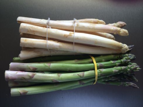 grüner und weißer spargel
