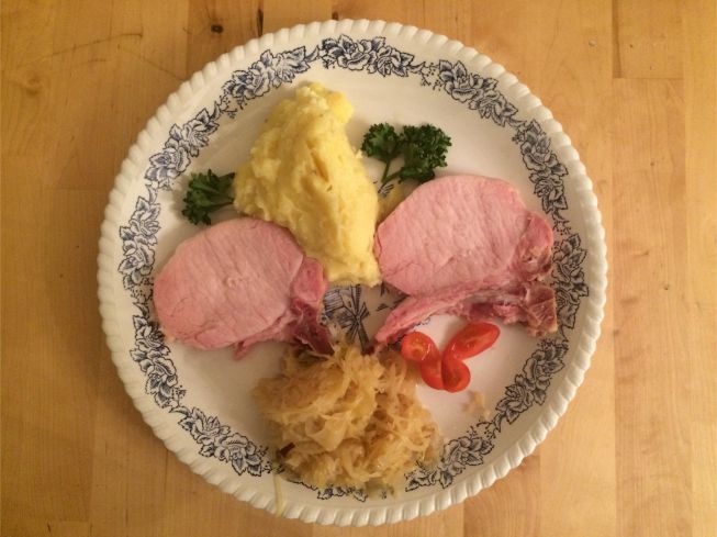 Rippchen mit Kartoffelbrei und Kraut Teller