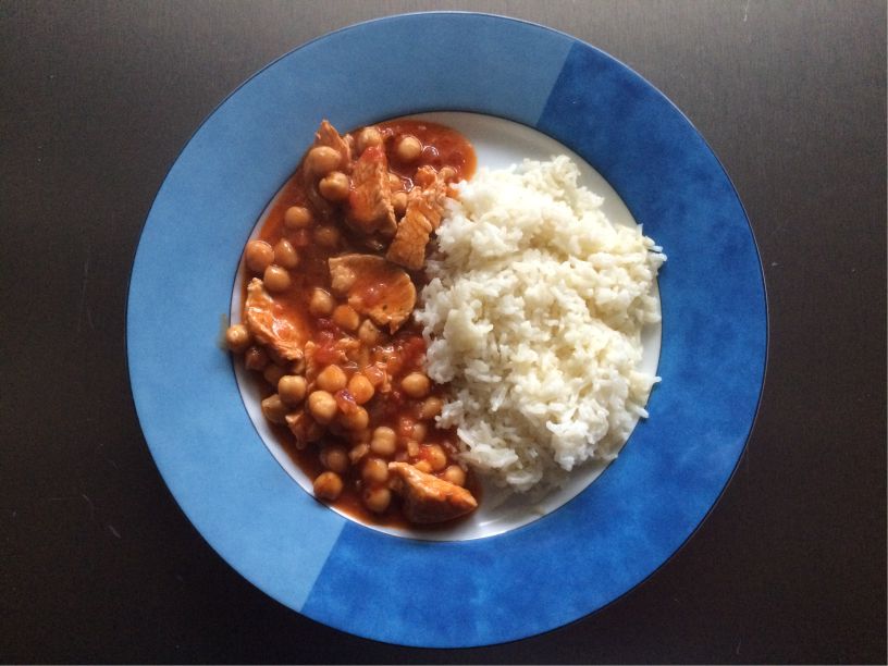 Teller Chickencurry mit Kichererbsen