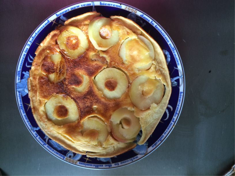 Teller Eierkuchen mit Apfel