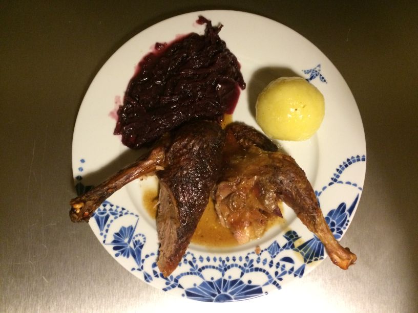 Teller Barbarie Ente mit Rotkohl und Kloss