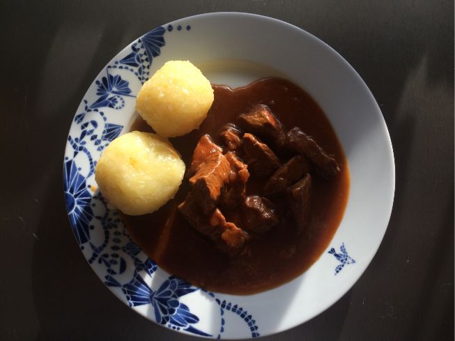 Teller Gulasch Kloesse