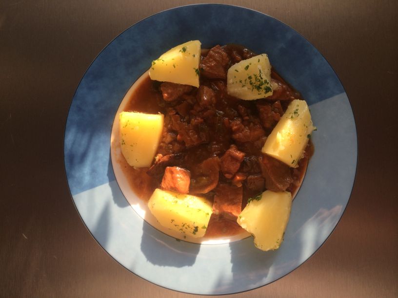Teller Gulasch mit Kartoffeln