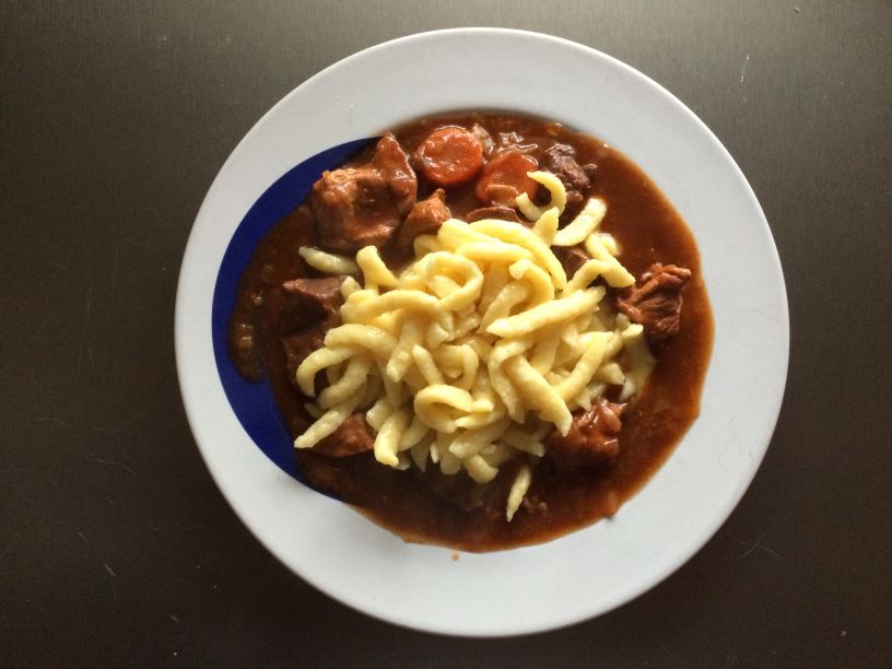 Teller Gulasch mit Spätzle