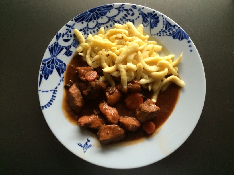 Teller Gulasch mit Spätzle - Gulasch Rezept
