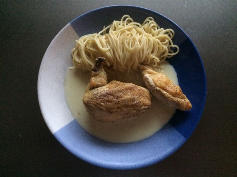 Teller Huhn auf Zitronensauce