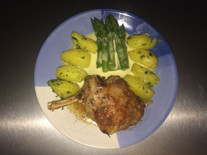 Teller Kalbs Stielkotelett mit Sauce Hollandaise