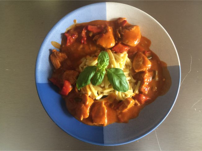 Teller Paprika Gulasch mit Rigatoni