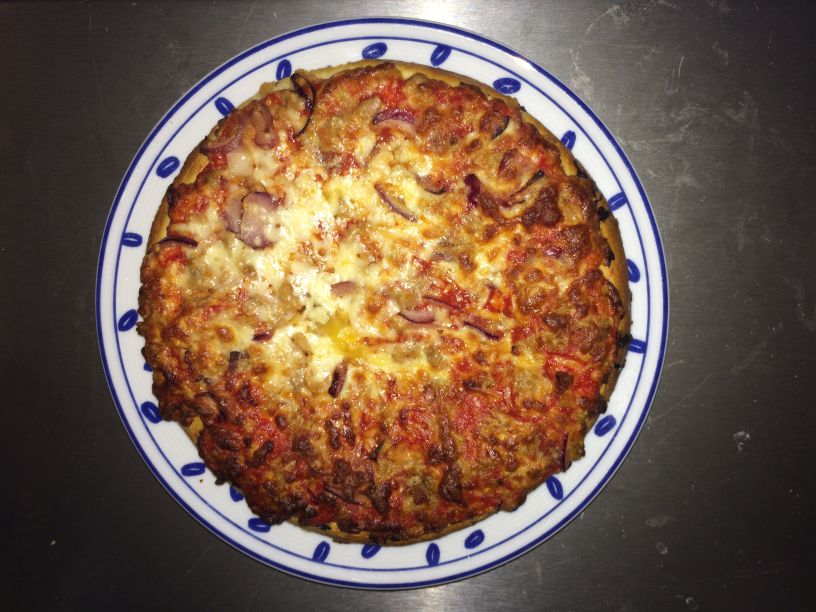 Teller Pizza Thunfisch