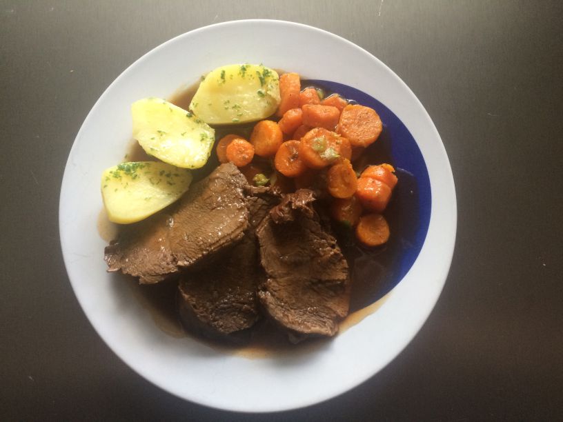 Teller Rinderbraten Kartoffeln