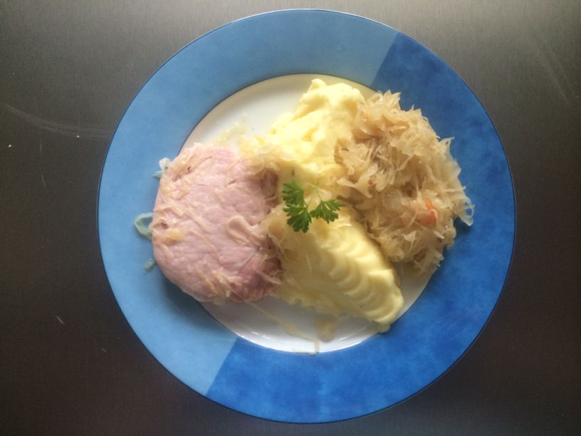 Teller Rippchen Sauerkraut
