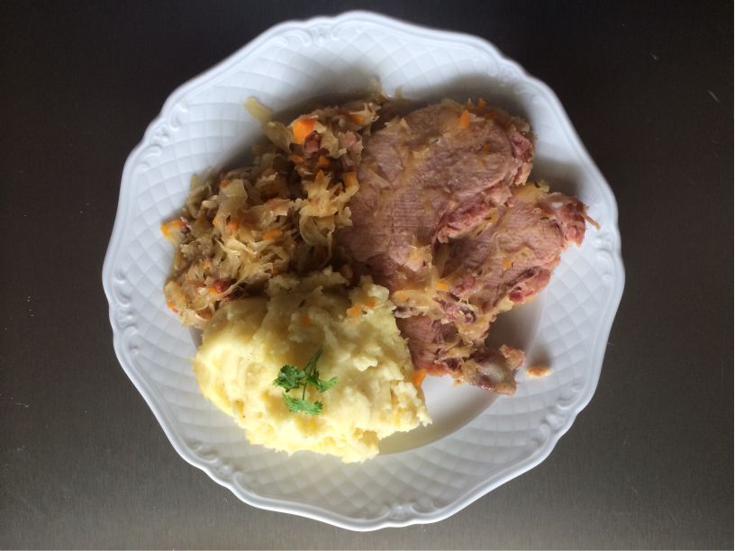 Teller Rippchen mit Sauerkraut