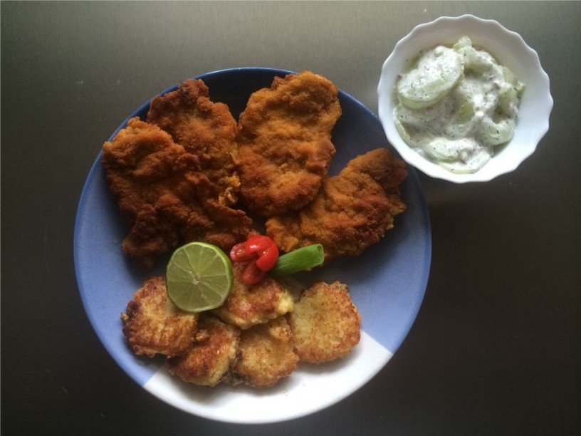 Teller Schnitzel Gurkensalat