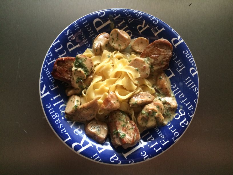Teller Schweinefilet mit Steinpilzen und Nudeln