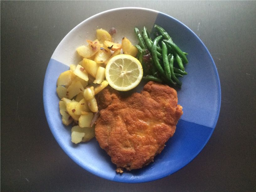 Teller Schweinekotelett mit Bratkartoffeln