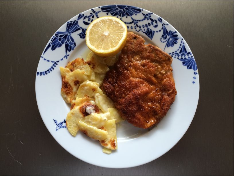Teller Schweinekotelett mit gratinierten Kartoffeln