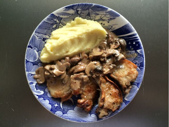 Teller Spanferkel Kotelett mit Kartoffelbrei