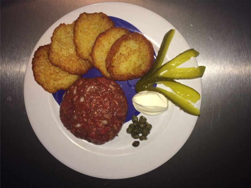 Teller Steak Tatar mit Kartoffelpuffer