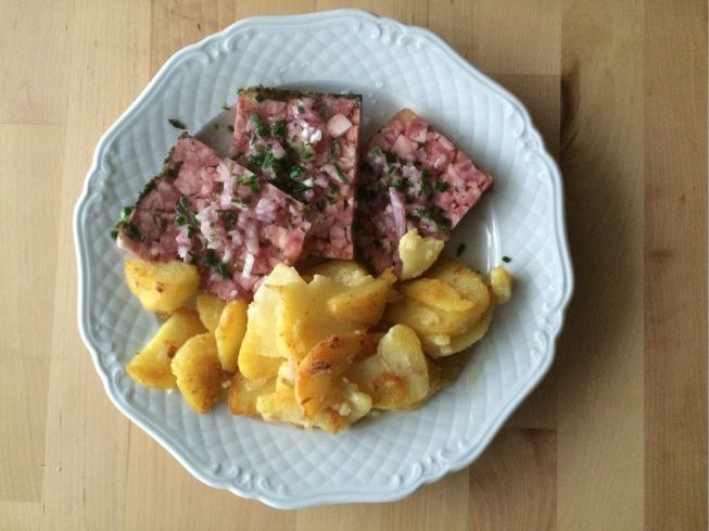Teller Sülze mit Bratkartoffeln